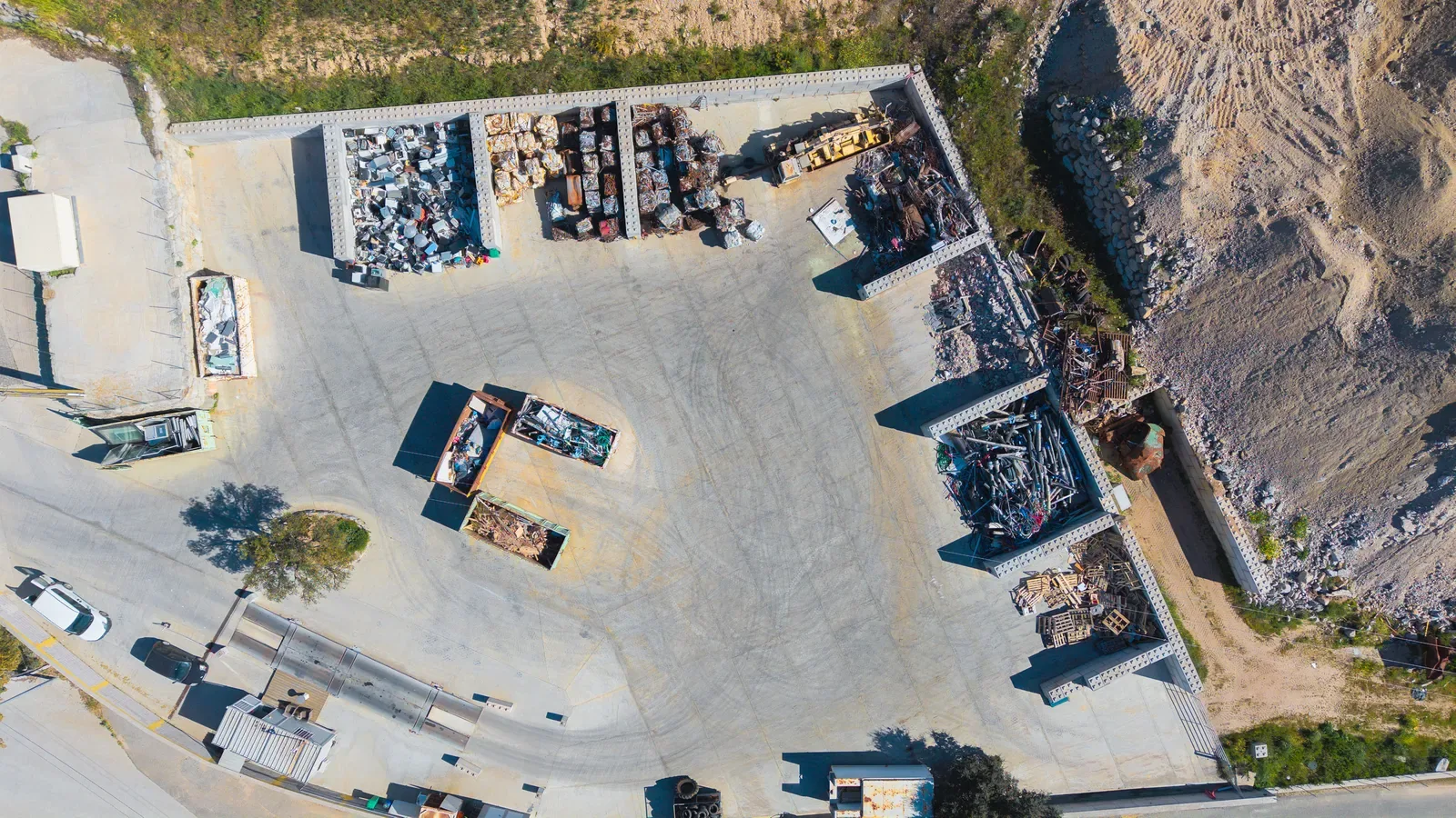 Vue aérienne top-down des casiers de stockage des déchets inertes