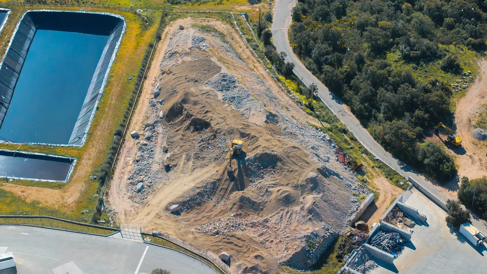 Vue aérienne de l'Écopole avec les bassins de traitement et zones de stockage